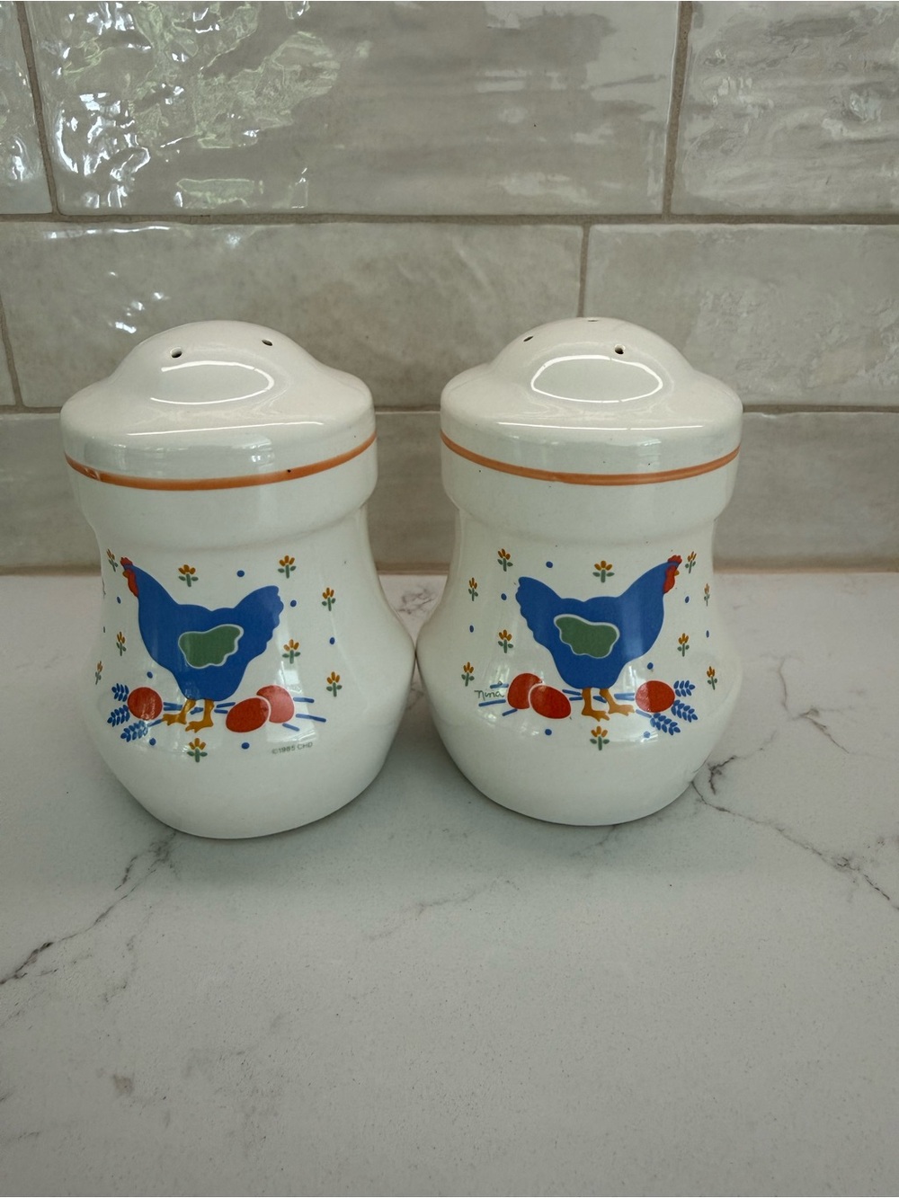 Vintage Treasure Craft "Nina"
Country Chicken salt and pepper shaker set